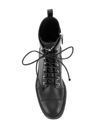 schwarze flache Stiefel mit einer Schnürung aus Leder von Giuseppe Zanotti Design