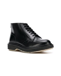 schwarze flache Stiefel mit einer Schnürung aus Leder von Adieu Paris