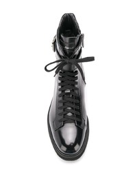 schwarze flache Stiefel mit einer Schnürung aus Leder von Santoni