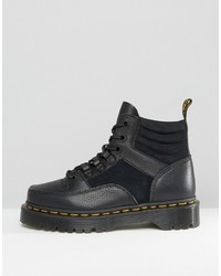 schwarze flache Stiefel mit einer Schnürung aus Leder von Dr. Martens