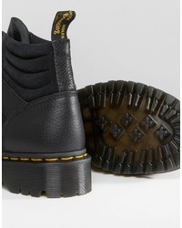 schwarze flache Stiefel mit einer Schnürung aus Leder von Dr. Martens