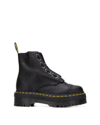 schwarze flache Stiefel mit einer Schnürung aus Leder von Dr. Martens