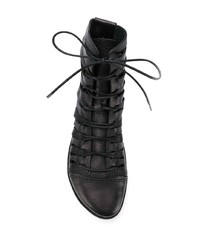 schwarze flache Stiefel mit einer Schnürung aus Leder von Trippen