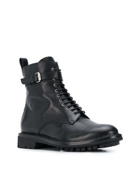 schwarze flache Stiefel mit einer Schnürung aus Leder von Belstaff