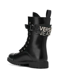 schwarze flache Stiefel mit einer Schnürung aus Leder von Versace Jeans