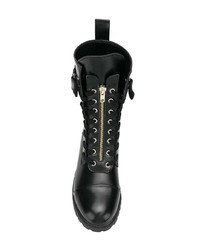 schwarze flache Stiefel mit einer Schnürung aus Leder von Versace Jeans