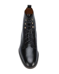 schwarze flache Stiefel mit einer Schnürung aus Leder von Michel Vivien
