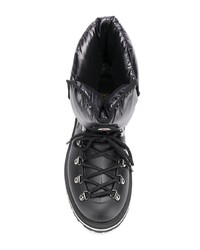 schwarze flache Stiefel mit einer Schnürung aus Leder von Moncler