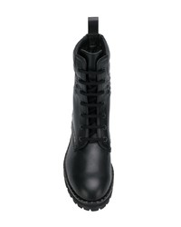 schwarze flache Stiefel mit einer Schnürung aus Leder von Bottega Veneta