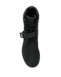 schwarze flache Stiefel mit einer Schnürung aus Leder von Kendall & Kylie