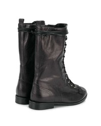 schwarze flache Stiefel mit einer Schnürung aus Leder von Liudmila