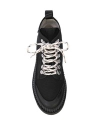 schwarze flache Stiefel mit einer Schnürung aus Leder von Proenza Schouler