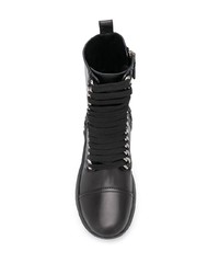 schwarze flache Stiefel mit einer Schnürung aus Leder von Casadei