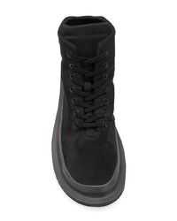 schwarze flache Stiefel mit einer Schnürung aus Leder von Camper