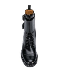 schwarze flache Stiefel mit einer Schnürung aus Leder von Church's