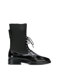 schwarze flache Stiefel mit einer Schnürung aus Leder von Leandra Medine