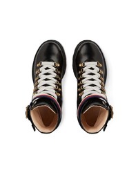 schwarze flache Stiefel mit einer Schnürung aus Leder von Gucci