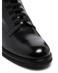 schwarze flache Stiefel mit einer Schnürung aus Leder von Common Projects