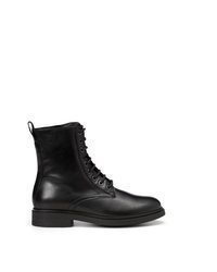 schwarze flache Stiefel mit einer Schnürung aus Leder von Marc O'Polo