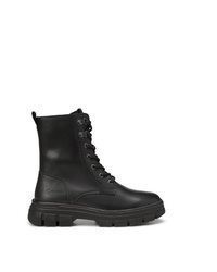 schwarze flache Stiefel mit einer Schnürung aus Leder von Marc O'Polo