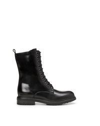 schwarze flache Stiefel mit einer Schnürung aus Leder von Marc O'Polo