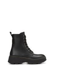 schwarze flache Stiefel mit einer Schnürung aus Leder von Marc O'Polo
