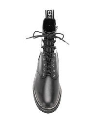 schwarze flache Stiefel mit einer Schnürung aus Leder von MICHAEL Michael Kors