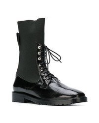 schwarze flache Stiefel mit einer Schnürung aus Leder von Leandra Medine