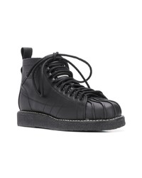 schwarze flache Stiefel mit einer Schnürung aus Leder von adidas