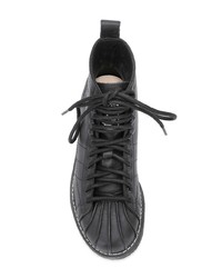 schwarze flache Stiefel mit einer Schnürung aus Leder von adidas