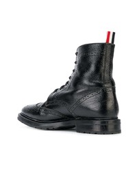schwarze flache Stiefel mit einer Schnürung aus Leder von Thom Browne
