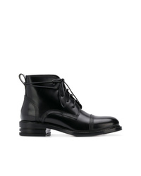 schwarze flache Stiefel mit einer Schnürung aus Leder von Premiata