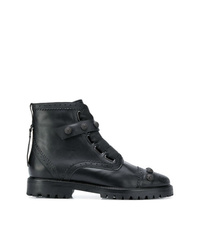 schwarze flache Stiefel mit einer Schnürung aus Leder von Rue St