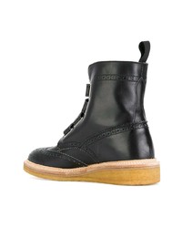 schwarze flache Stiefel mit einer Schnürung aus Leder von Weber Hodel Feder