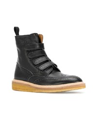 schwarze flache Stiefel mit einer Schnürung aus Leder von Weber Hodel Feder