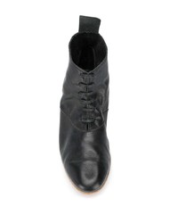 schwarze flache Stiefel mit einer Schnürung aus Leder von Forte Forte