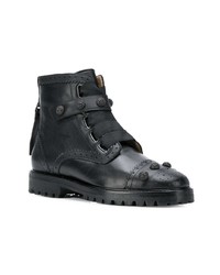 schwarze flache Stiefel mit einer Schnürung aus Leder von Rue St