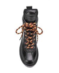 schwarze flache Stiefel mit einer Schnürung aus Leder von Marc Jacobs