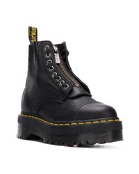 schwarze flache Stiefel mit einer Schnürung aus Leder von Dr. Martens