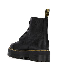 schwarze flache Stiefel mit einer Schnürung aus Leder von Dr. Martens