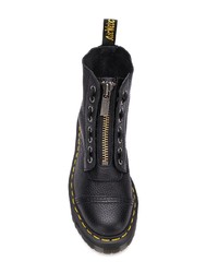 schwarze flache Stiefel mit einer Schnürung aus Leder von Dr. Martens