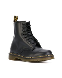 schwarze flache Stiefel mit einer Schnürung aus Leder von Dr. Martens