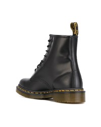 schwarze flache Stiefel mit einer Schnürung aus Leder von Dr. Martens