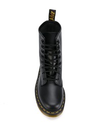 schwarze flache Stiefel mit einer Schnürung aus Leder von Dr. Martens