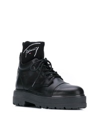 schwarze flache Stiefel mit einer Schnürung aus Leder von Tommy Jeans