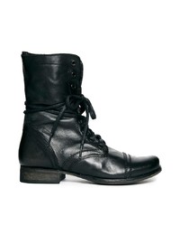 schwarze flache Stiefel mit einer Schnürung aus Leder von Steve Madden