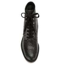 schwarze flache Stiefel mit einer Schnürung aus Leder von Sarah Chofakian