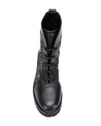 schwarze flache Stiefel mit einer Schnürung aus Leder von AGL