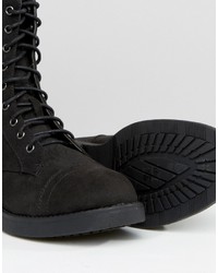 schwarze flache Stiefel mit einer Schnürung aus Wildleder von Boohoo