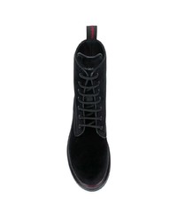 schwarze flache Stiefel mit einer Schnürung aus Wildleder von Alexander McQueen